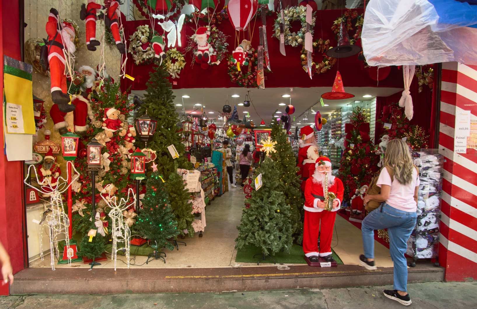 Artigos de decoração de Natal expostos em loja do Centro de São Paulo