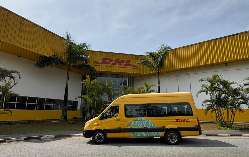 Fachada do centro de distribuição da DHL em Jandira (SP), com van amarela da empresa