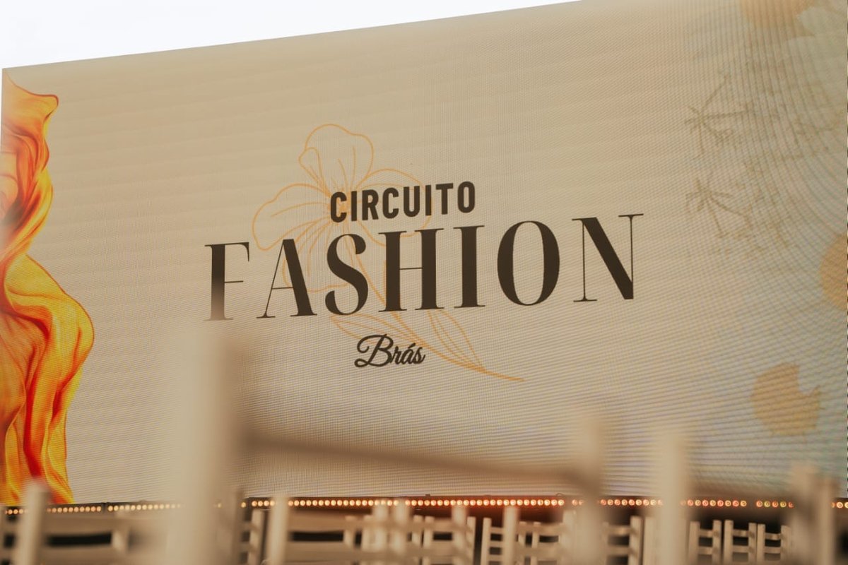 Telão com a marca Circuito Fashion Brás no palco do desfile no Shopping Circuito de Compras