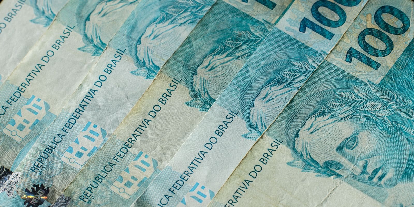 Cédulas de 100 reais enfileiradas