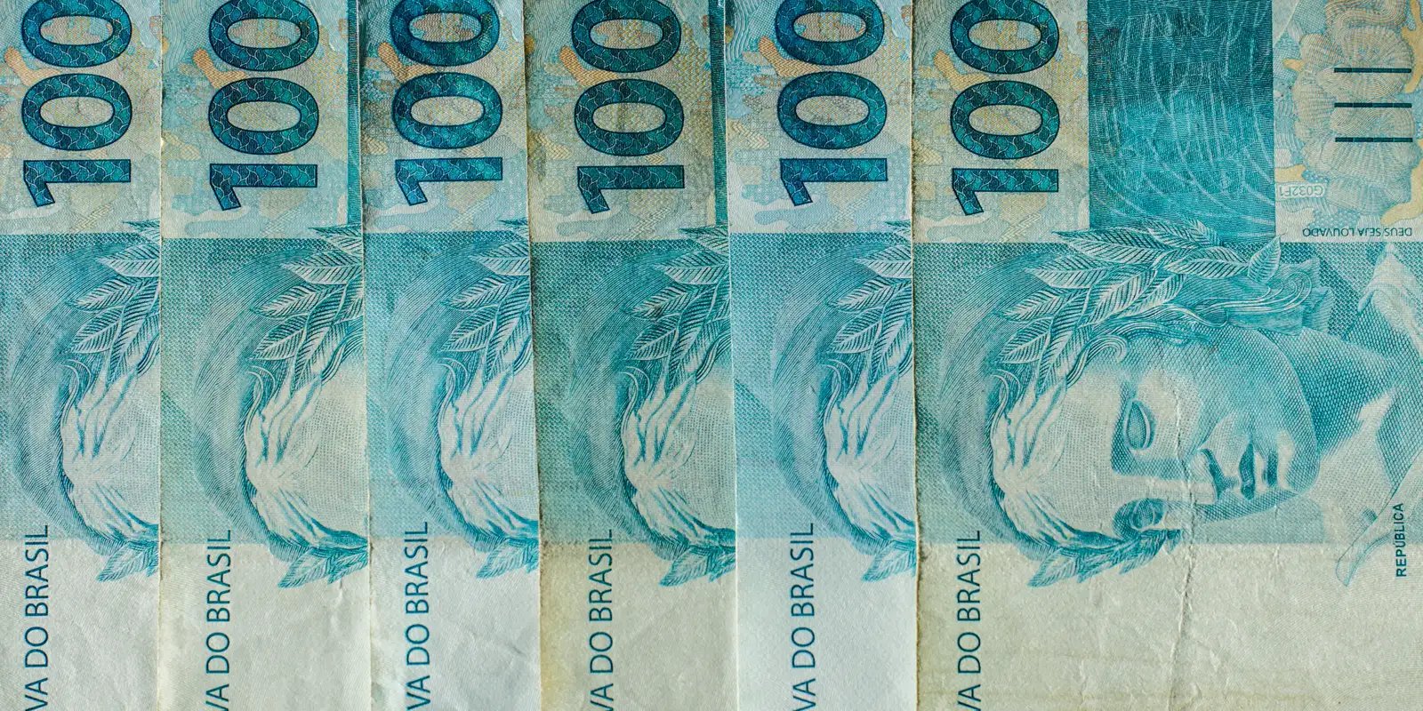 Cédulas de 100 reais lado a lado
