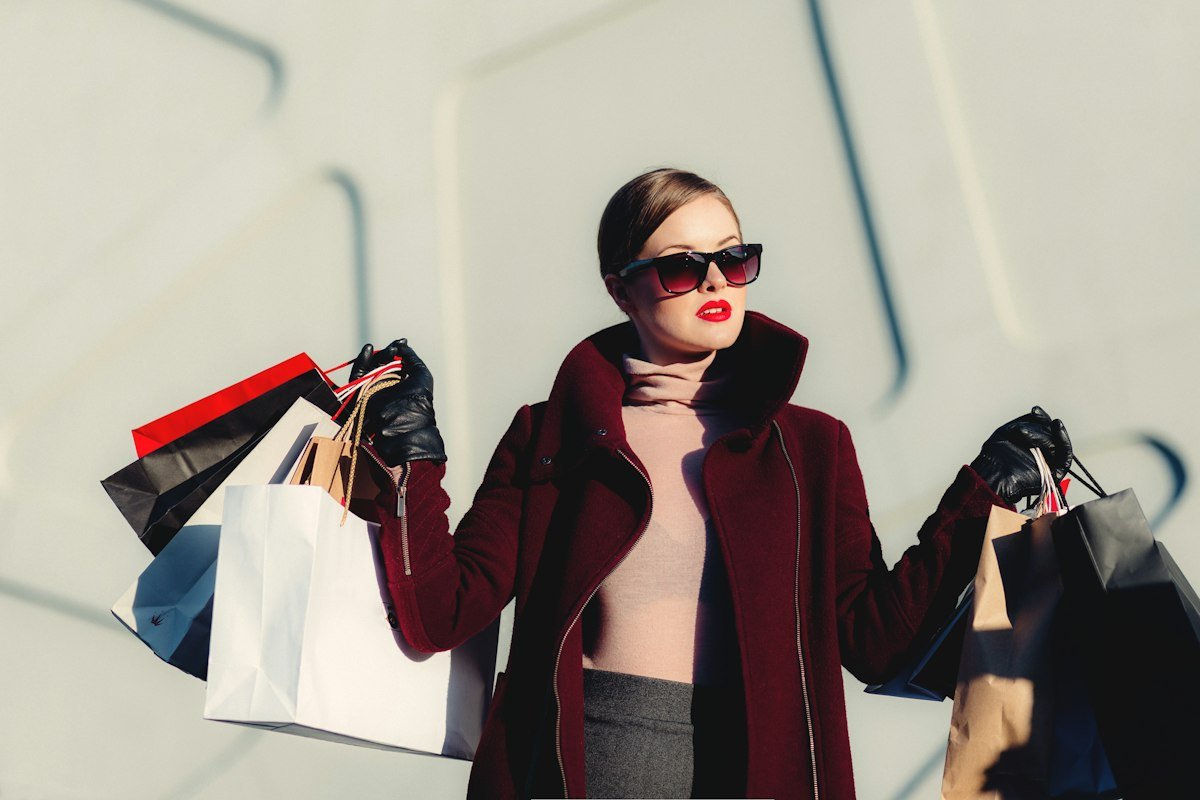 Compras de moda em loja (Unsplash)