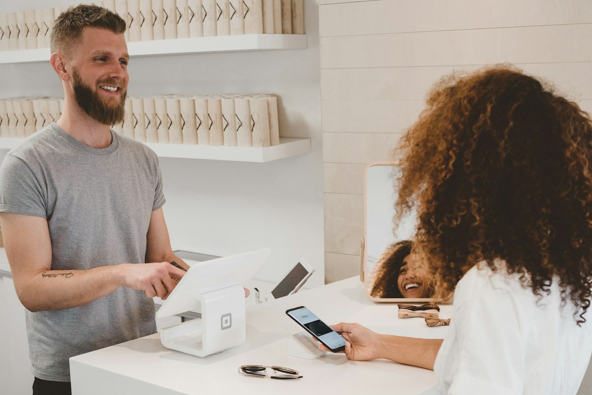 Cliente realiza compra com cartão (Unsplash / rupixen)