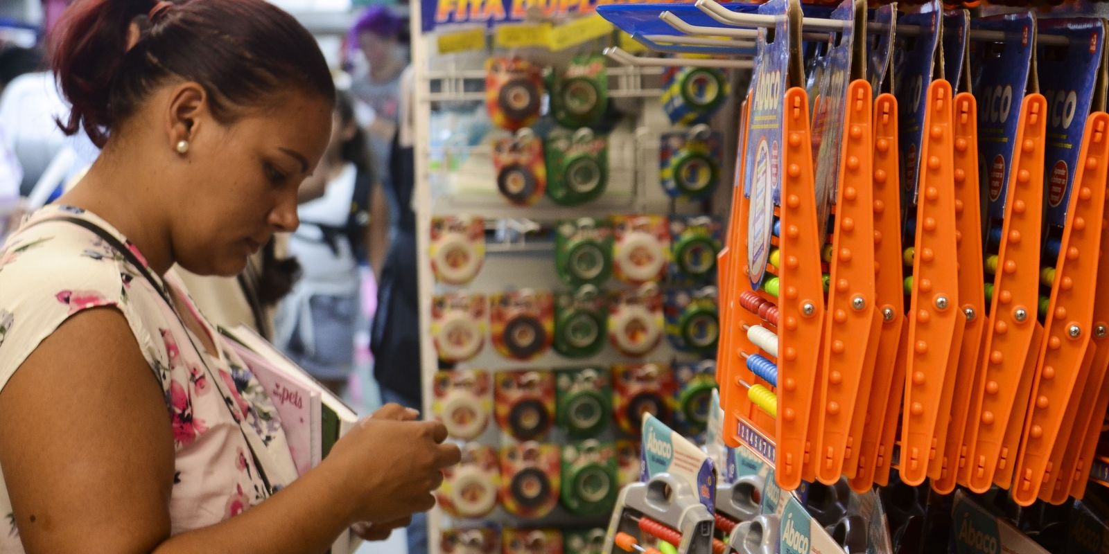 Consumidora escolhe produtos em loja de varejo